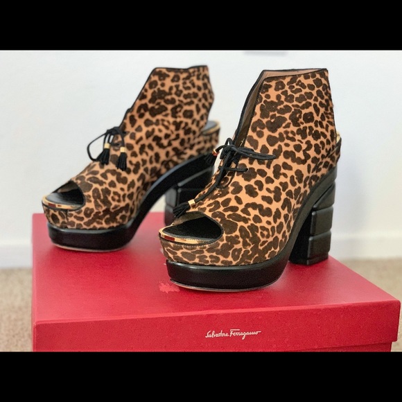 $1490 BAND NEW Ferragamo Women's ankle boots - Picture 8 of 8